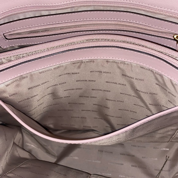 Pale pink NEW Michael Kors purse. - Picture 6 of 6